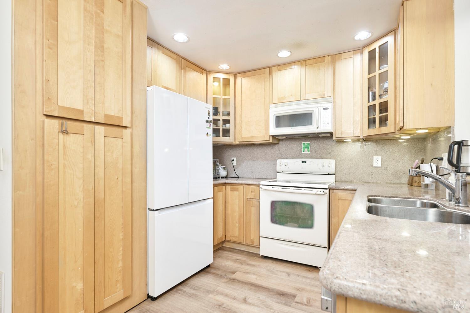 Detail Gallery Image 9 of 25 For 166 Professional Center Pkwy #166,  San Rafael,  CA 94903 - 3 Beds | 2/1 Baths