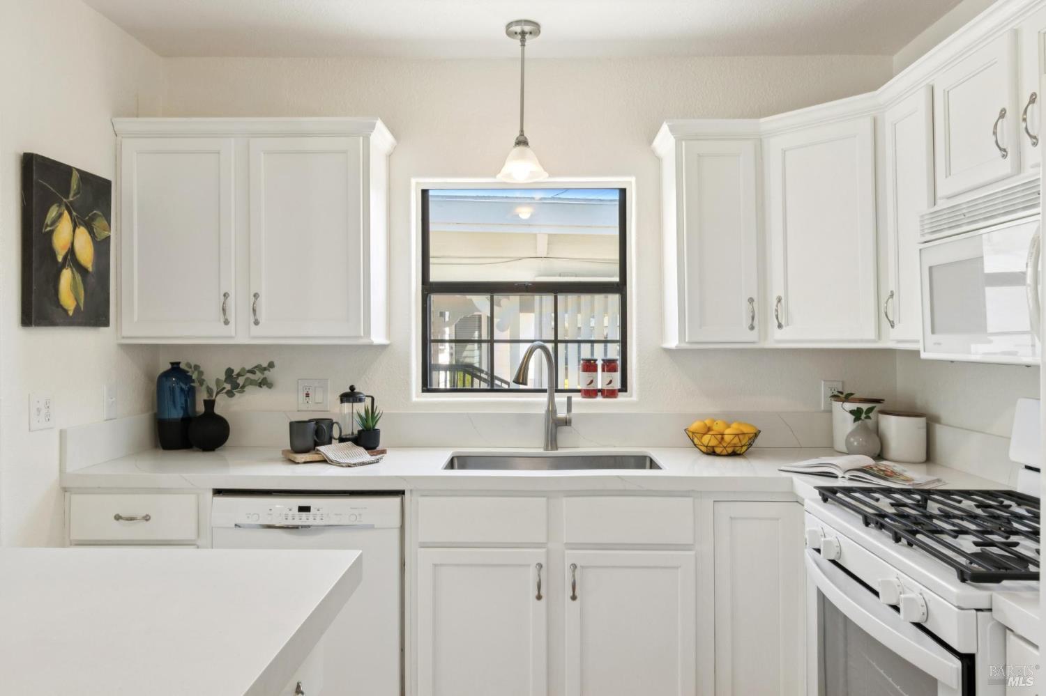 Detail Gallery Image 7 of 45 For 1039 Stevenson St, Santa Rosa,  CA 95404 - 6 Beds | 3 Baths