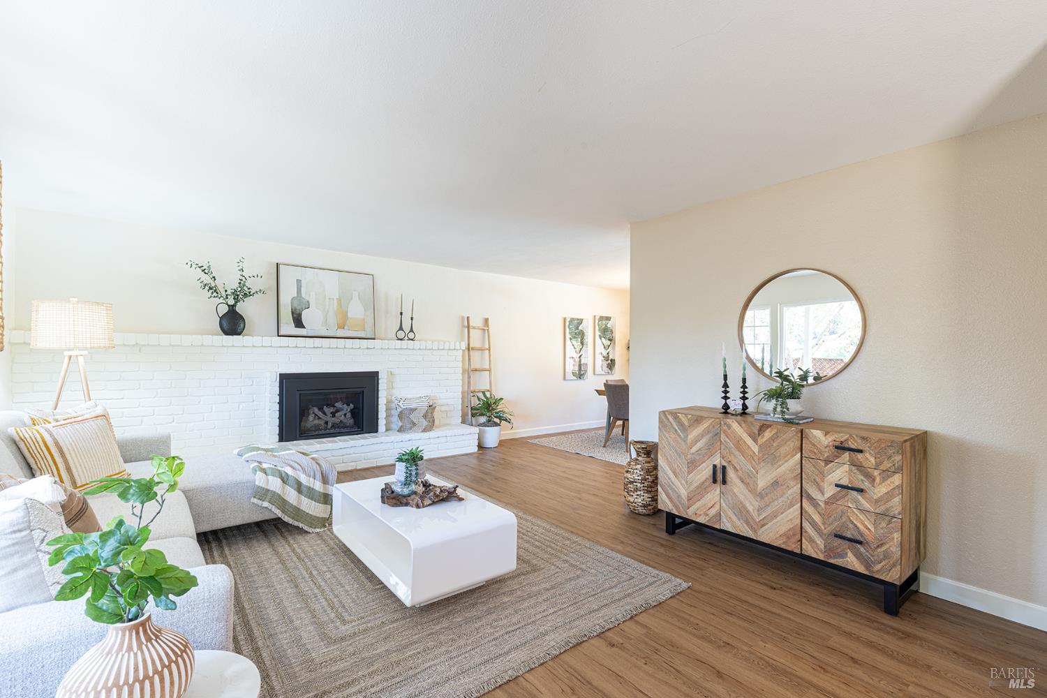 Detail Gallery Image 5 of 35 For 5741 Davis Cir, Rohnert Park,  CA 94928 - 4 Beds | 2/1 Baths