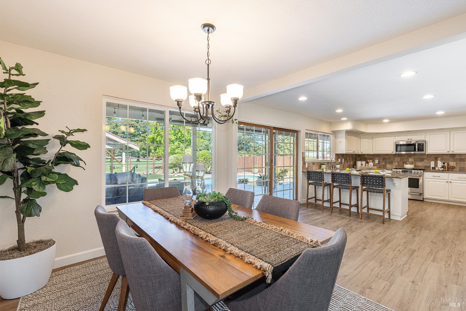 Detail Gallery Image 8 of 35 For 5741 Davis Cir, Rohnert Park,  CA 94928 - 4 Beds | 2/1 Baths
