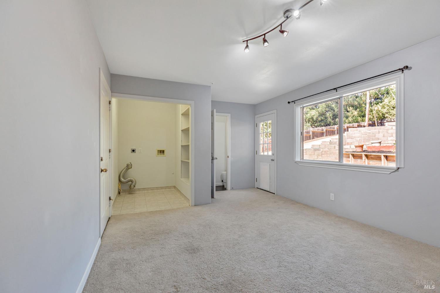 Detail Gallery Image 29 of 80 For 450 Echo Valley Rd, Salinas,  CA 93907 - 4 Beds | 2/1 Baths