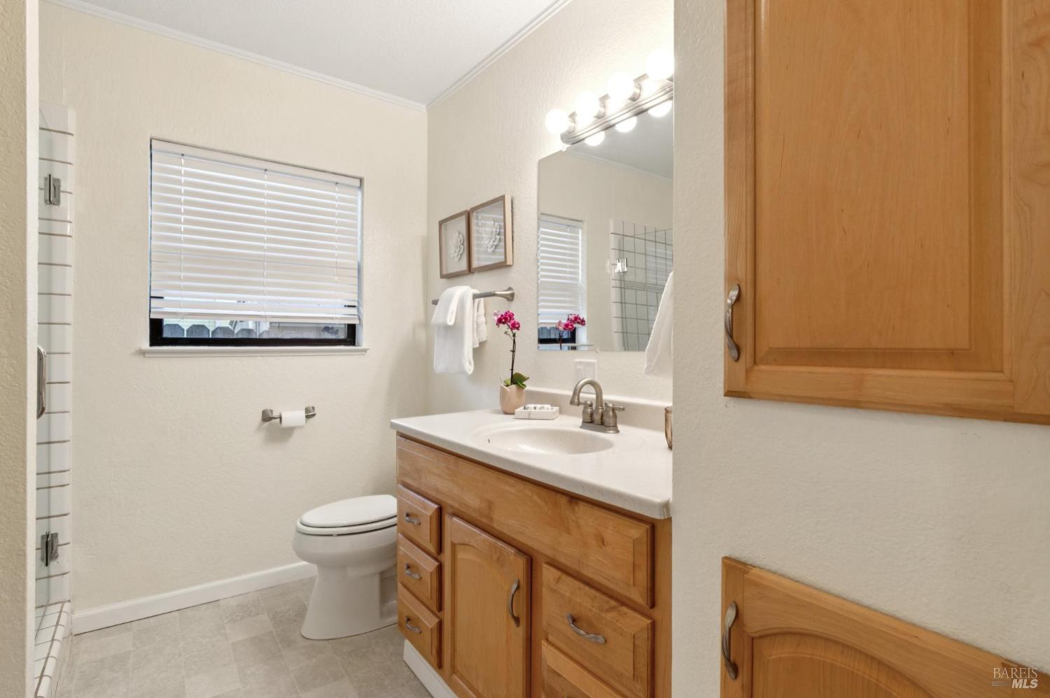 Detail Gallery Image 11 of 45 For 1039 Stevenson St, Santa Rosa,  CA 95404 - 6 Beds | 3 Baths