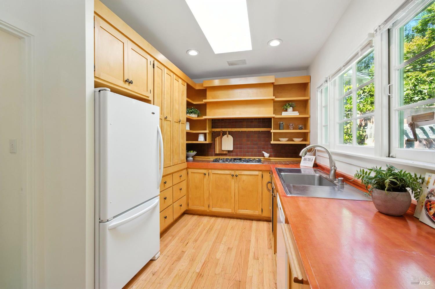 Detail Gallery Image 8 of 39 For 980 Euclid Ave, Berkeley,  CA 94708 - 4 Beds | 3 Baths
