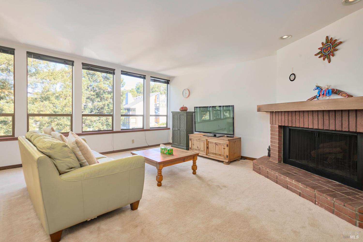 Detail Gallery Image 5 of 25 For 166 Professional Center Pkwy #166,  San Rafael,  CA 94903 - 3 Beds | 2/1 Baths
