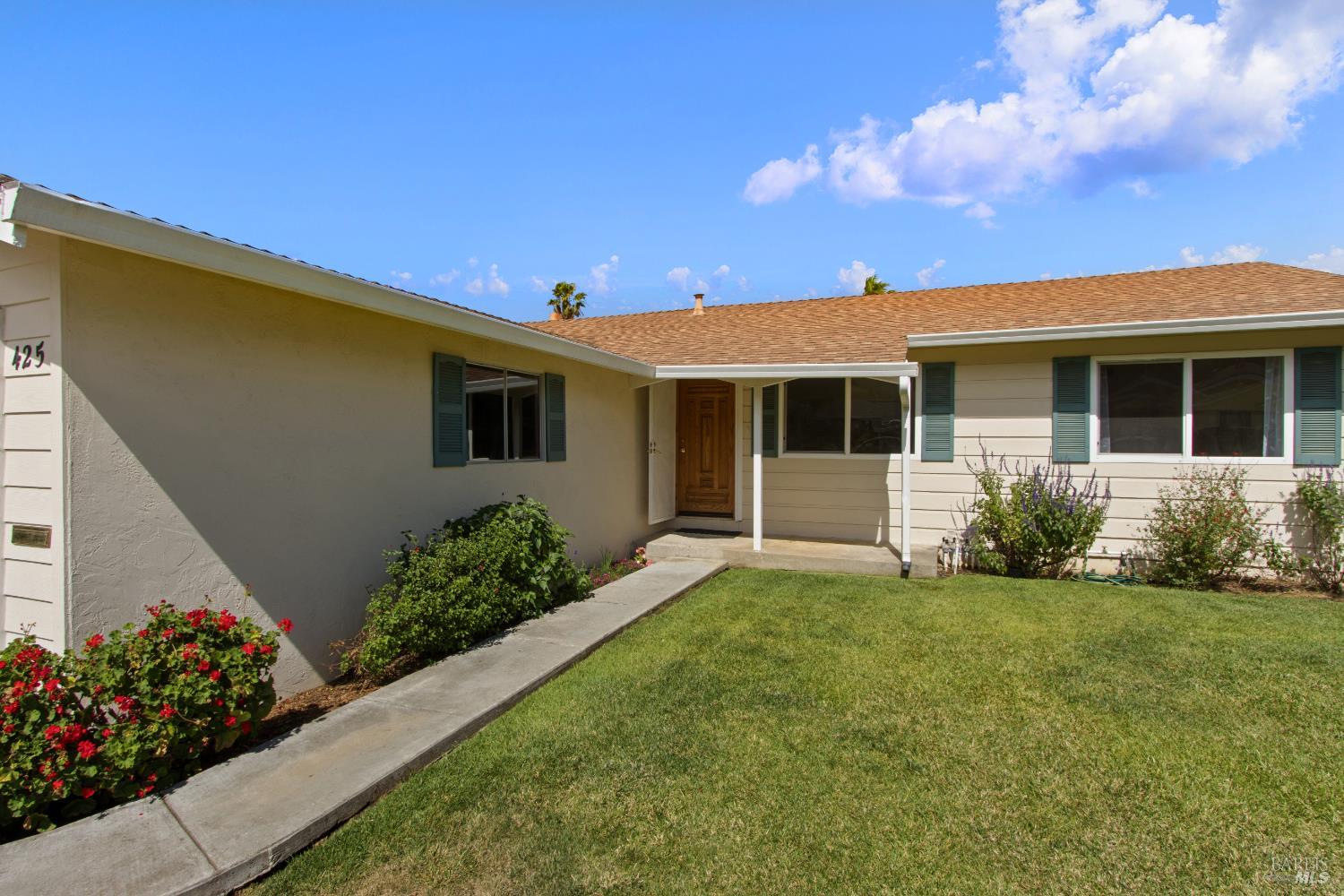 Detail Gallery Image 3 of 33 For 425 Gonzaga Ave, Vallejo,  CA 94589 - 4 Beds | 2 Baths