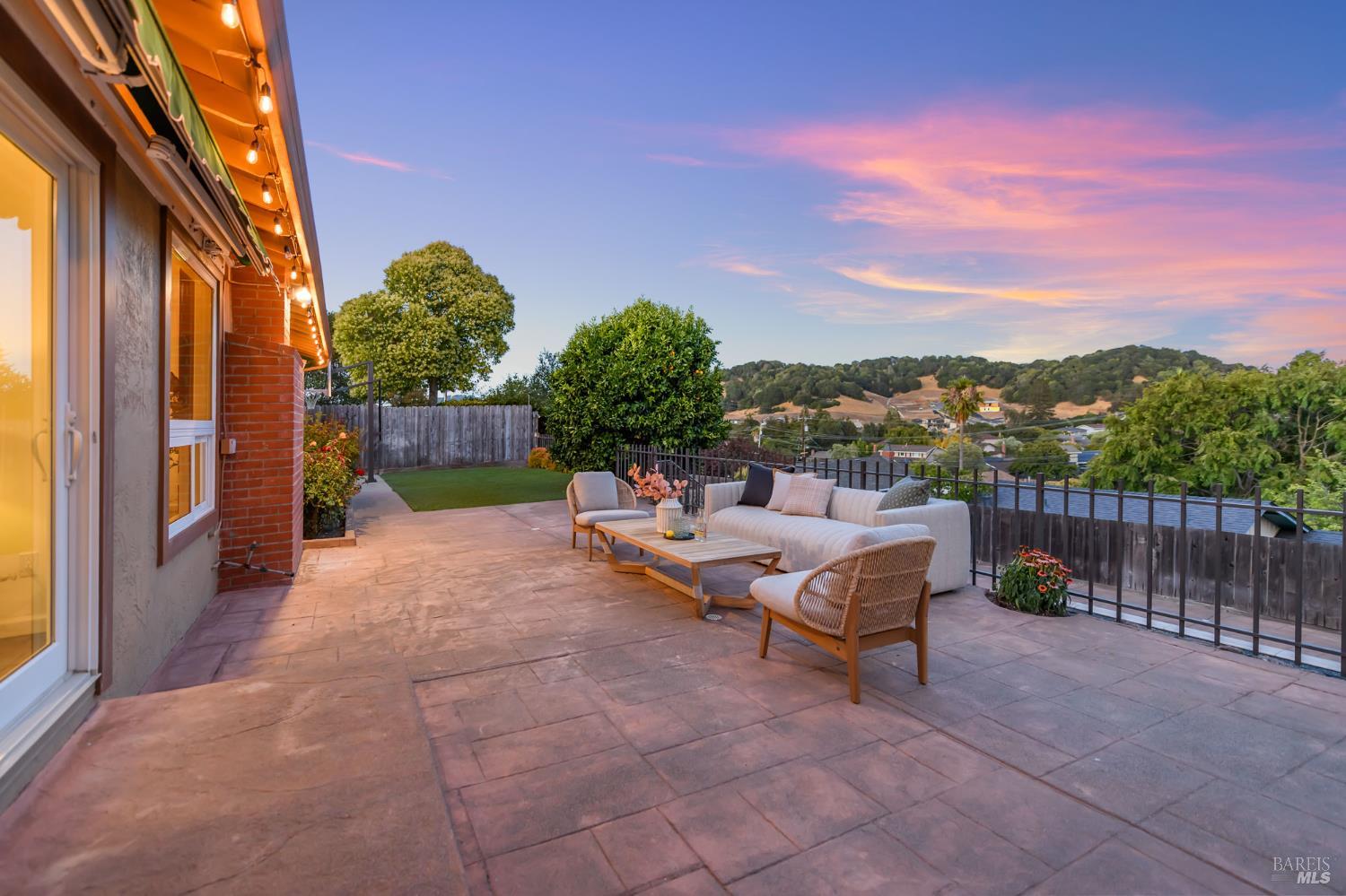 Detail Gallery Image 29 of 44 For 120 Twelveoak Hill Dr, San Rafael,  CA 94903 - 4 Beds | 2/1 Baths