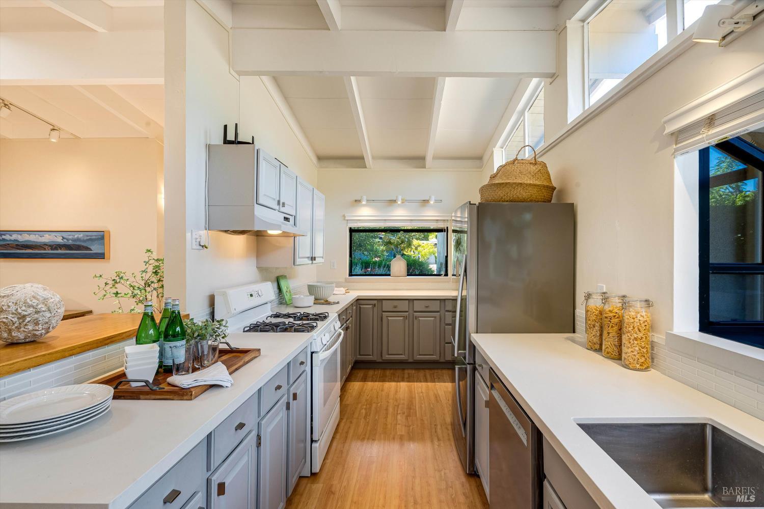 Detail Gallery Image 3 of 55 For 983 Glenwood Dr, Sonoma,  CA 95476 - 3 Beds | 2 Baths