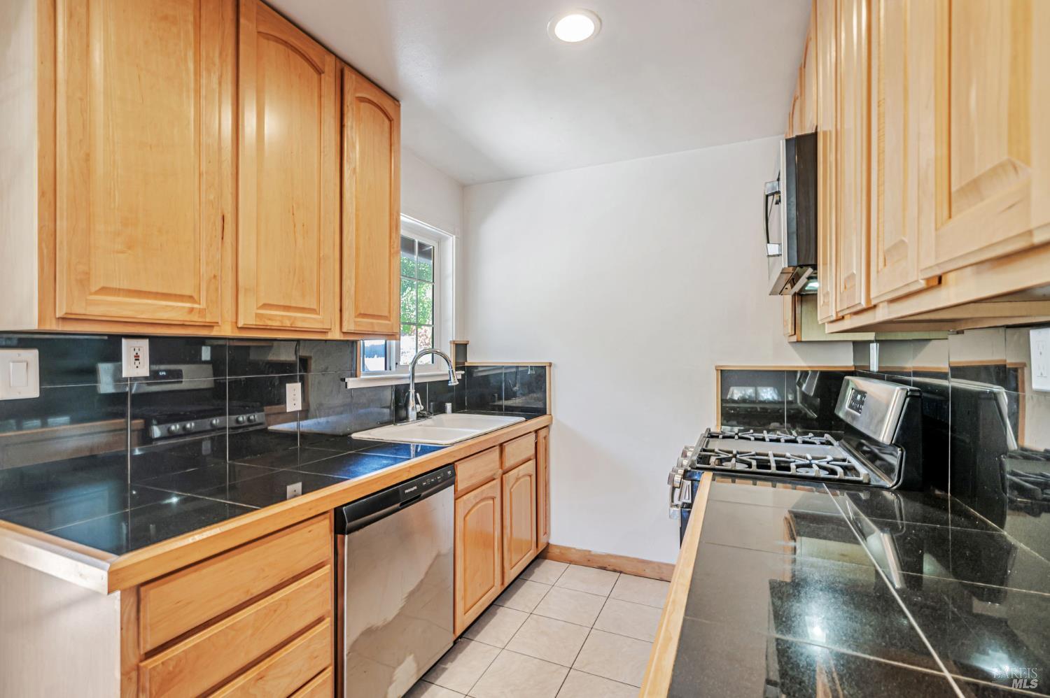 Detail Gallery Image 11 of 43 For 55 Park Cir, Sausalito,  CA 94965 - 4 Beds | 2/1 Baths