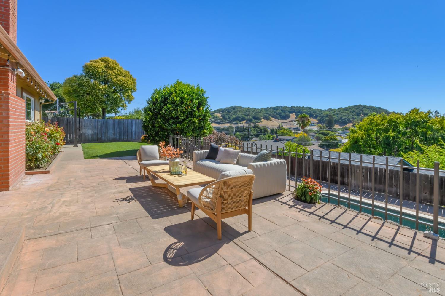 Detail Gallery Image 28 of 44 For 120 Twelveoak Hill Dr, San Rafael,  CA 94903 - 4 Beds | 2/1 Baths