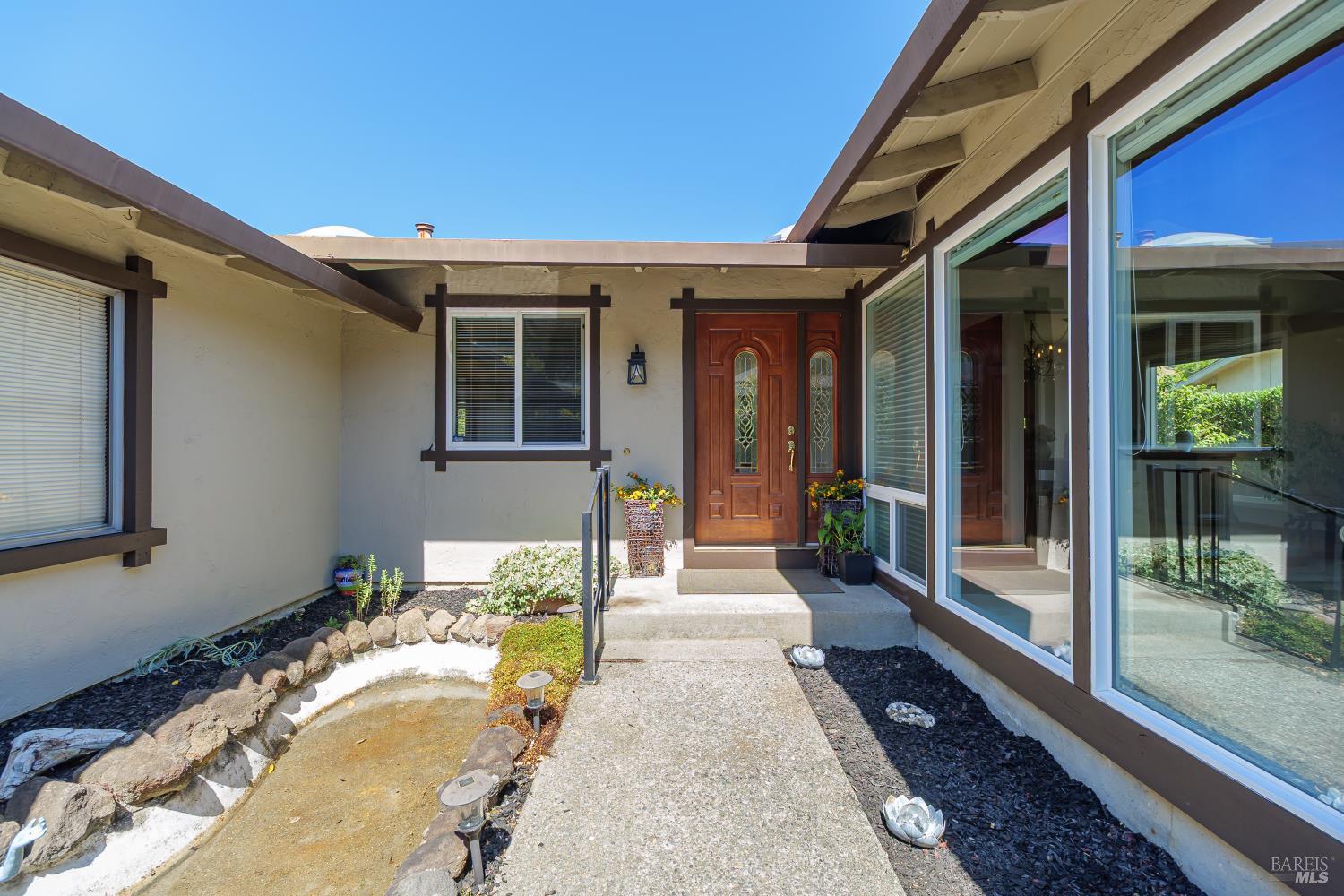 Detail Gallery Image 3 of 30 For 92 Upper Oak Dr, San Rafael,  CA 94903 - 4 Beds | 2 Baths