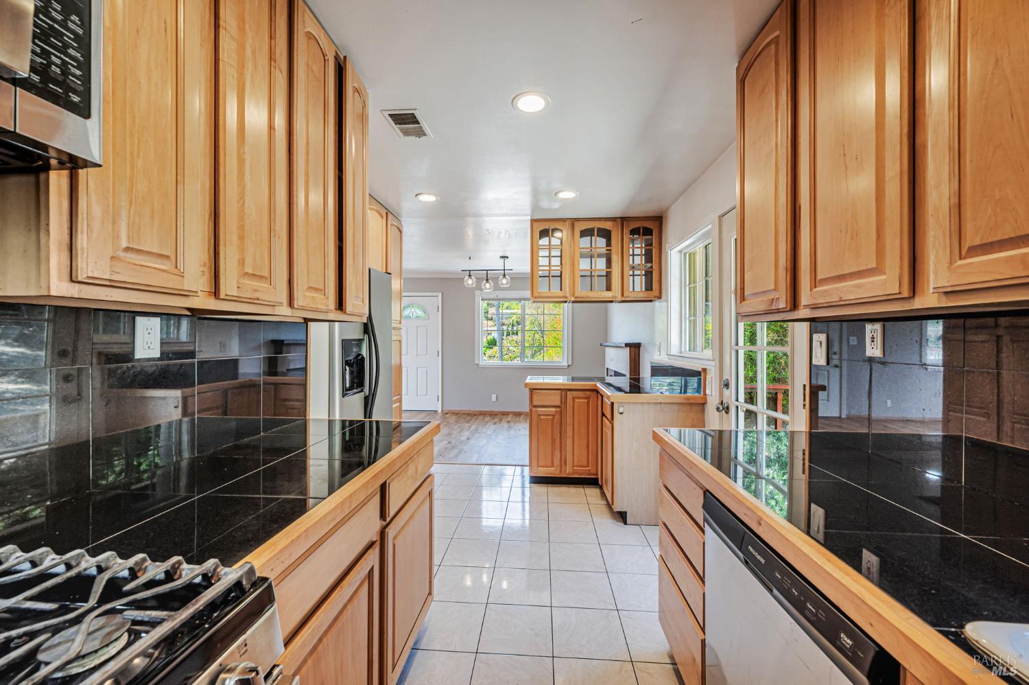 Detail Gallery Image 18 of 43 For 55 Park Cir, Sausalito,  CA 94965 - 4 Beds | 2/1 Baths