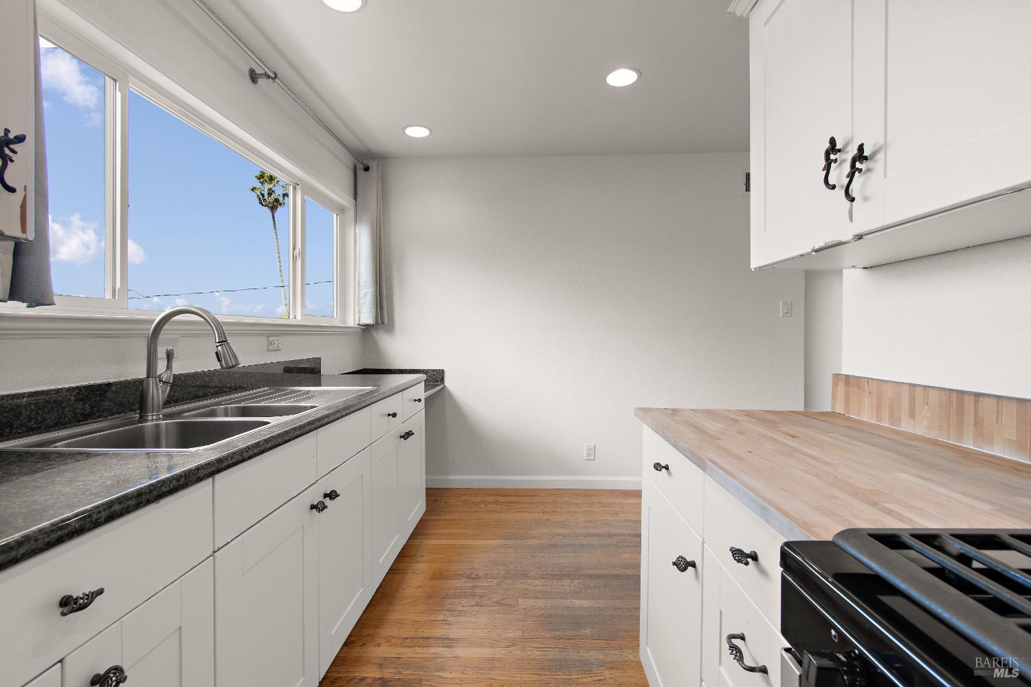 Detail Gallery Image 12 of 33 For 425 Gonzaga Ave, Vallejo,  CA 94589 - 4 Beds | 2 Baths