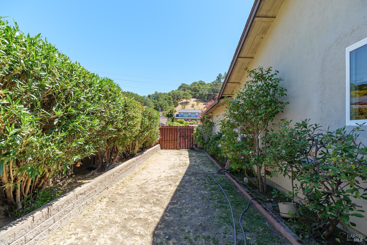 Detail Gallery Image 26 of 30 For 92 Upper Oak Dr, San Rafael,  CA 94903 - 4 Beds | 2 Baths