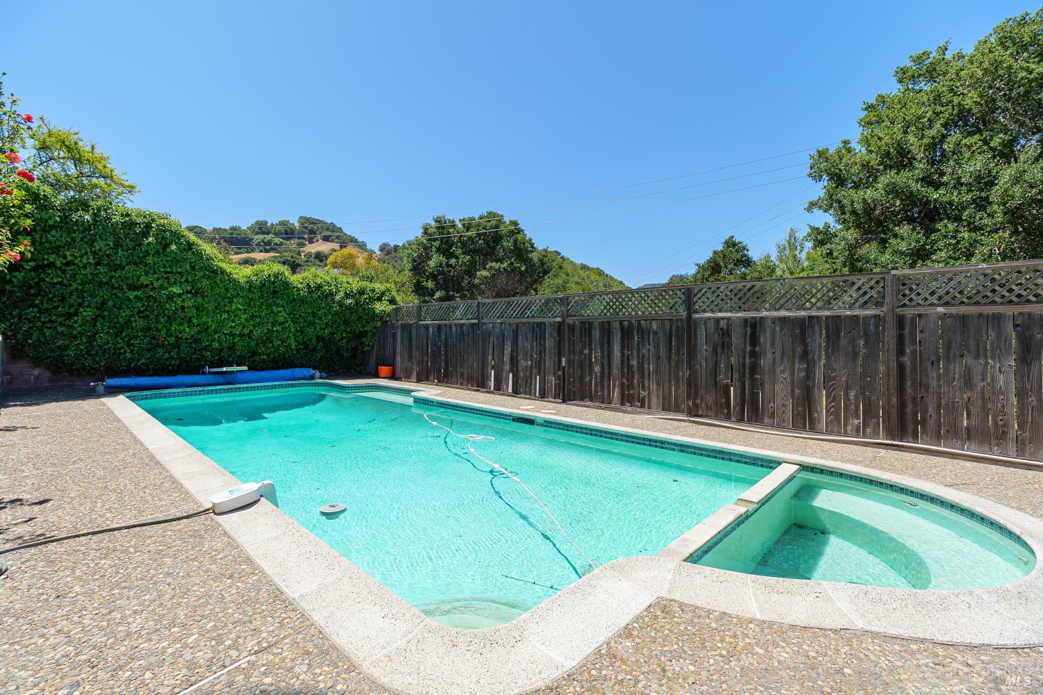 Detail Gallery Image 28 of 30 For 92 Upper Oak Dr, San Rafael,  CA 94903 - 4 Beds | 2 Baths