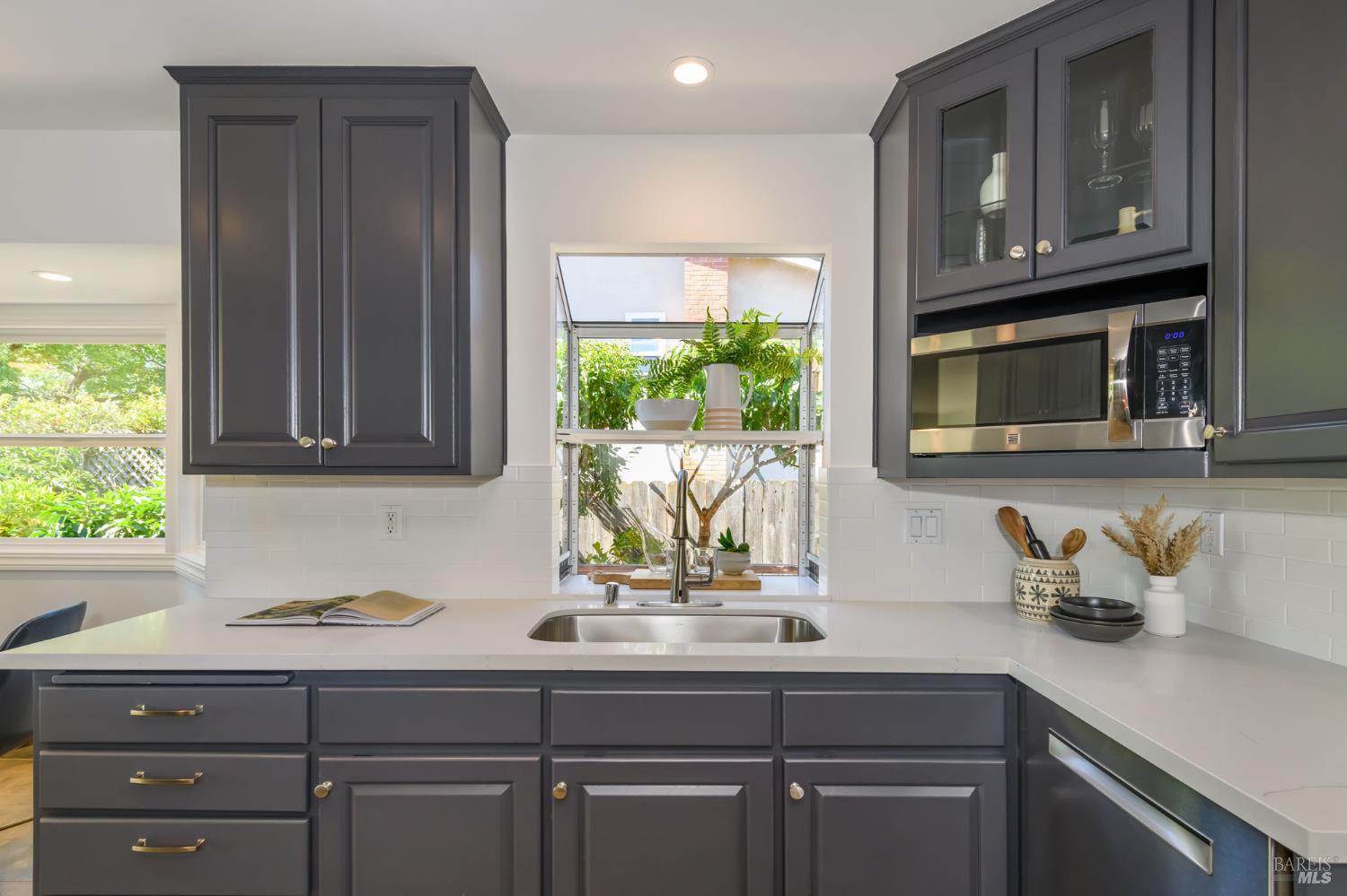 Detail Gallery Image 11 of 44 For 120 Twelveoak Hill Dr, San Rafael,  CA 94903 - 4 Beds | 2/1 Baths