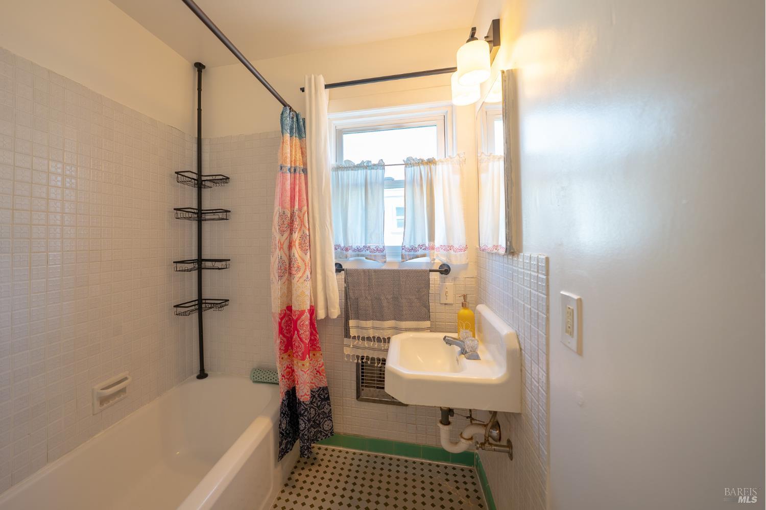 Detail Gallery Image 18 of 32 For 2008 Orchard St, Santa Rosa,  CA 95404 - 3 Beds | 1 Baths