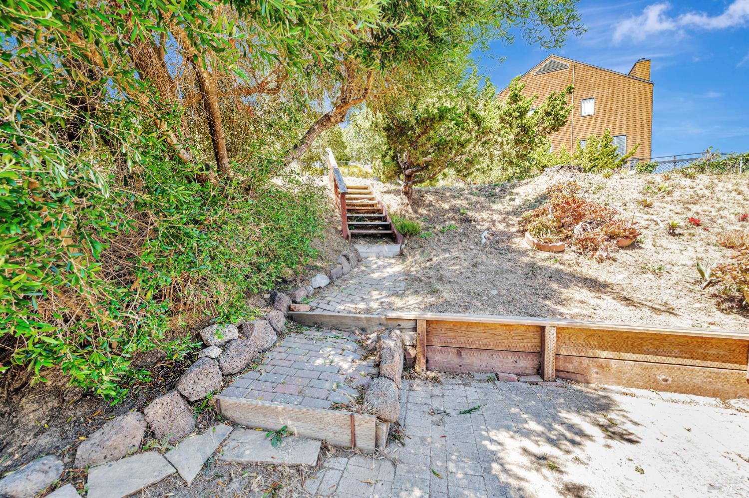 Detail Gallery Image 34 of 43 For 55 Park Cir, Sausalito,  CA 94965 - 4 Beds | 2/1 Baths