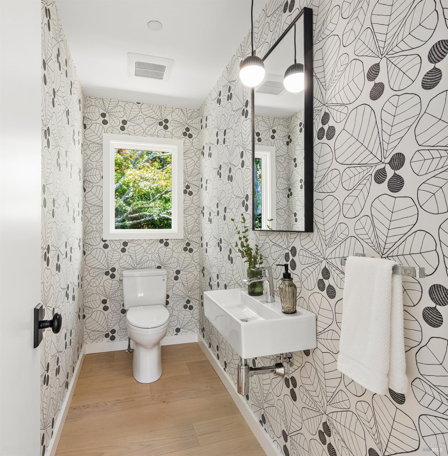 Detail Gallery Image 13 of 75 For 402 Alexander Ave, Larkspur,  CA 94939 - 4 Beds | 2/1 Baths