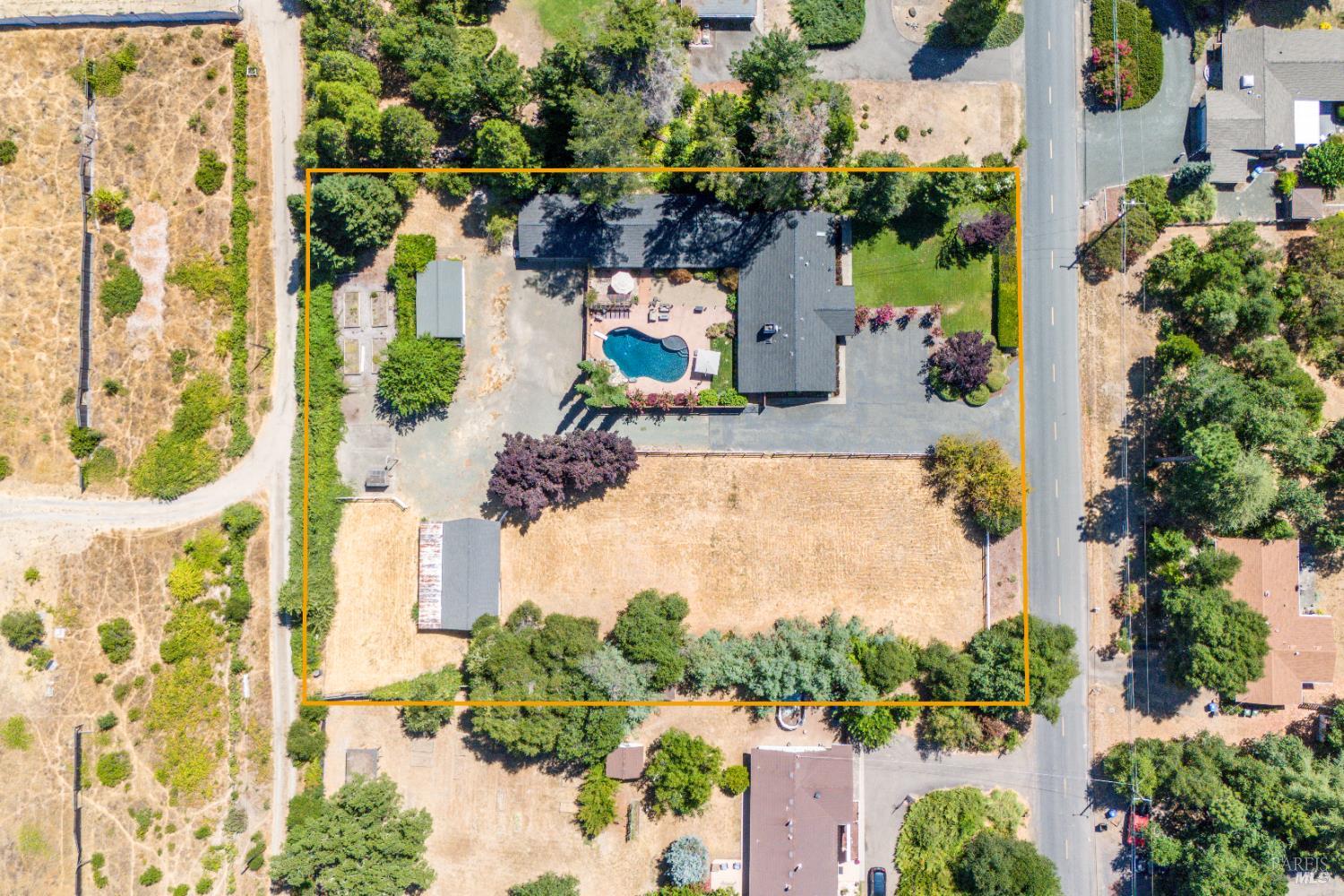 Detail Gallery Image 4 of 25 For 940 Bel Arbres Dr, Redwood Valley,  CA 95470 - 4 Beds | 3 Baths