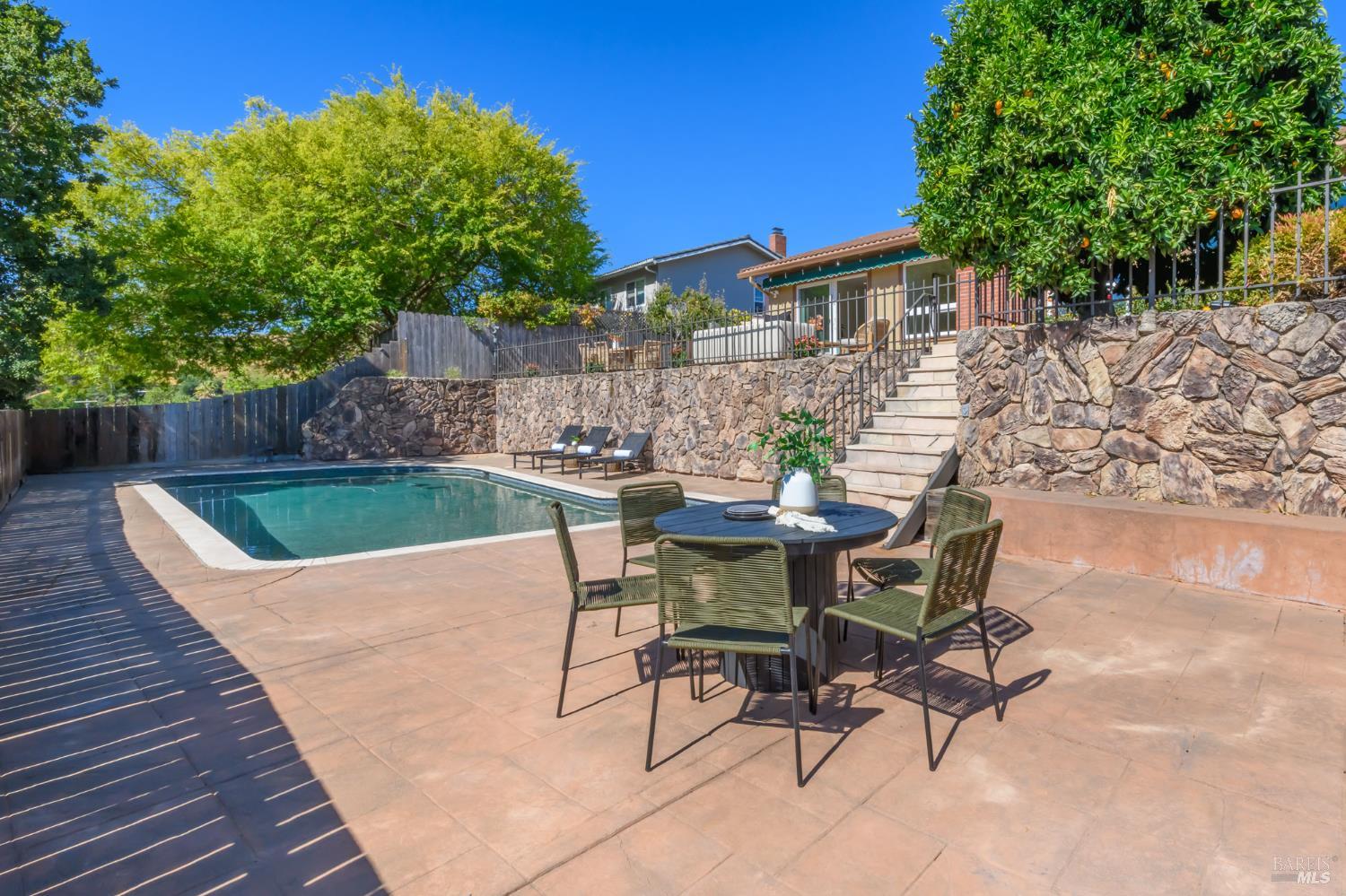 Detail Gallery Image 36 of 44 For 120 Twelveoak Hill Dr, San Rafael,  CA 94903 - 4 Beds | 2/1 Baths