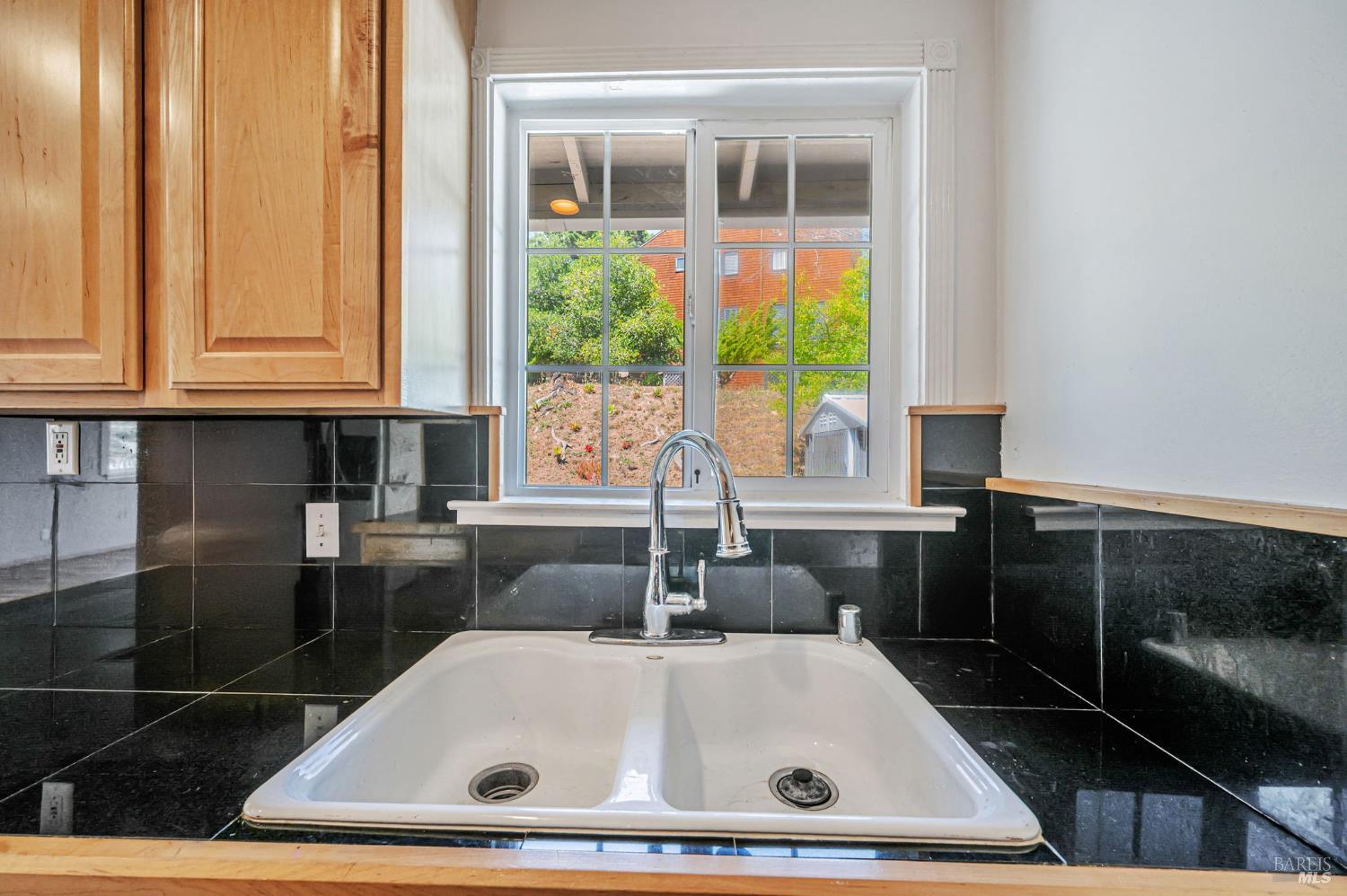 Detail Gallery Image 13 of 43 For 55 Park Cir, Sausalito,  CA 94965 - 4 Beds | 2/1 Baths