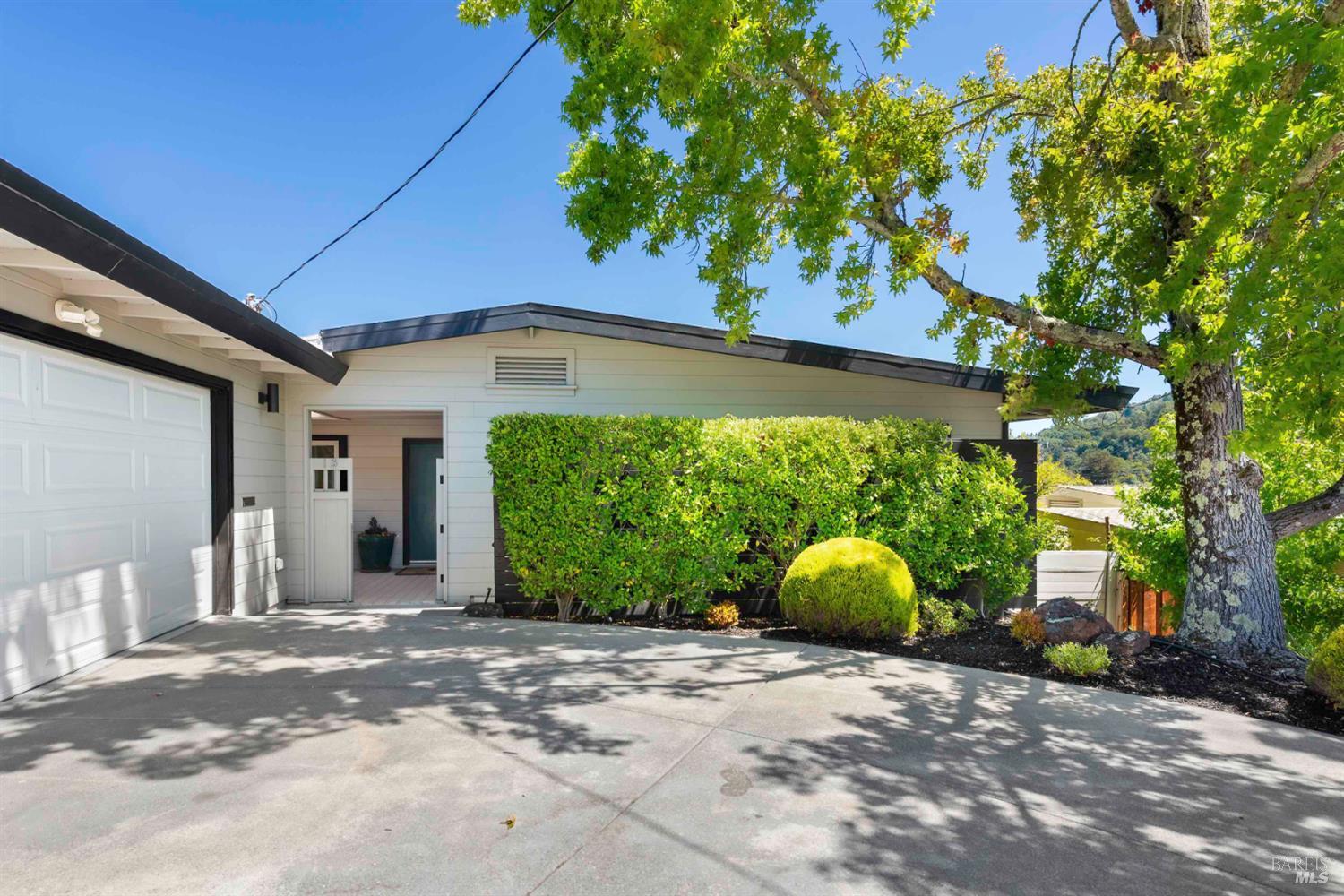 Detail Gallery Image 3 of 46 For 13 Ash Ave, Corte Madera,  CA 94925 - 3 Beds | 2 Baths