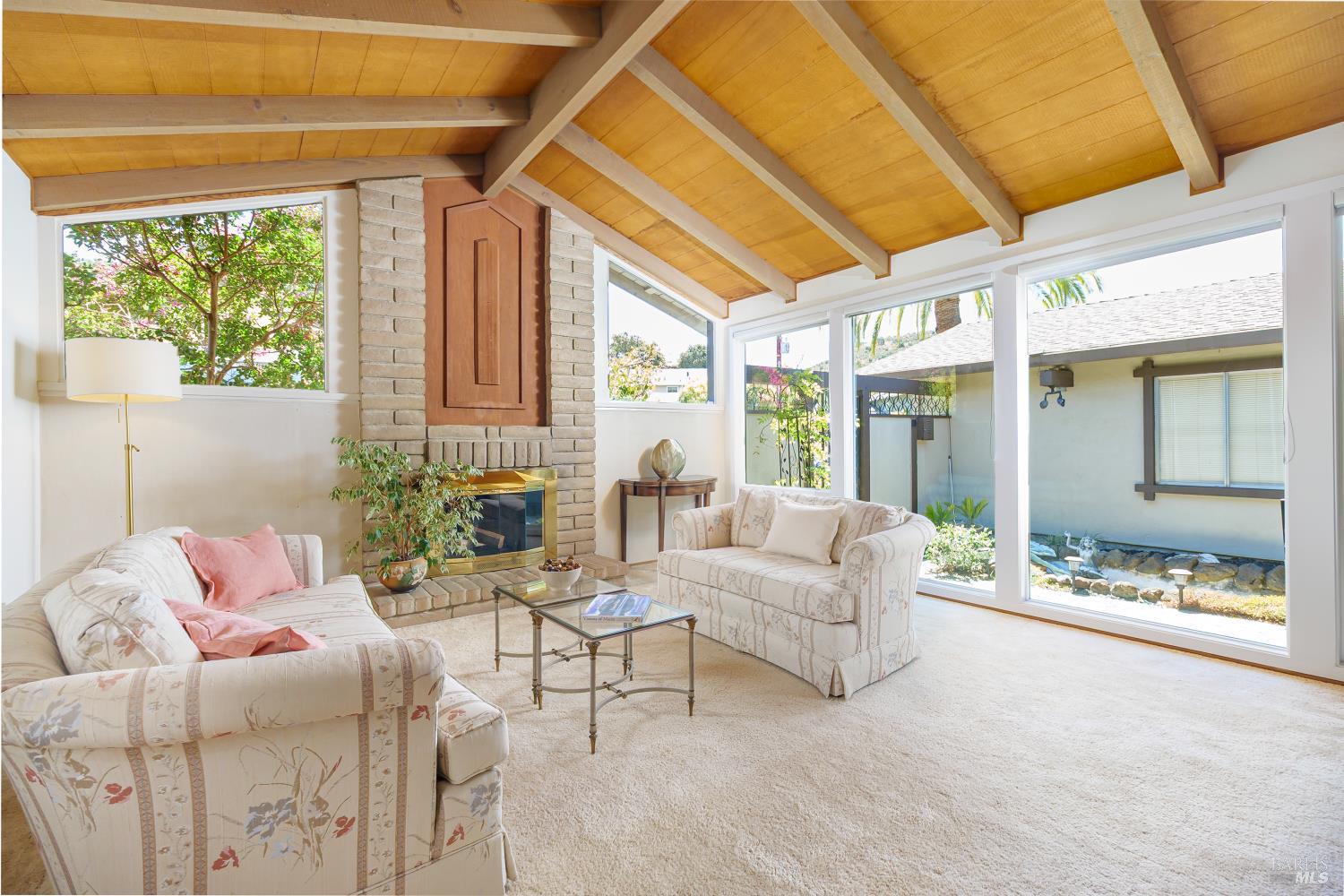 Detail Gallery Image 8 of 30 For 92 Upper Oak Dr, San Rafael,  CA 94903 - 4 Beds | 2 Baths