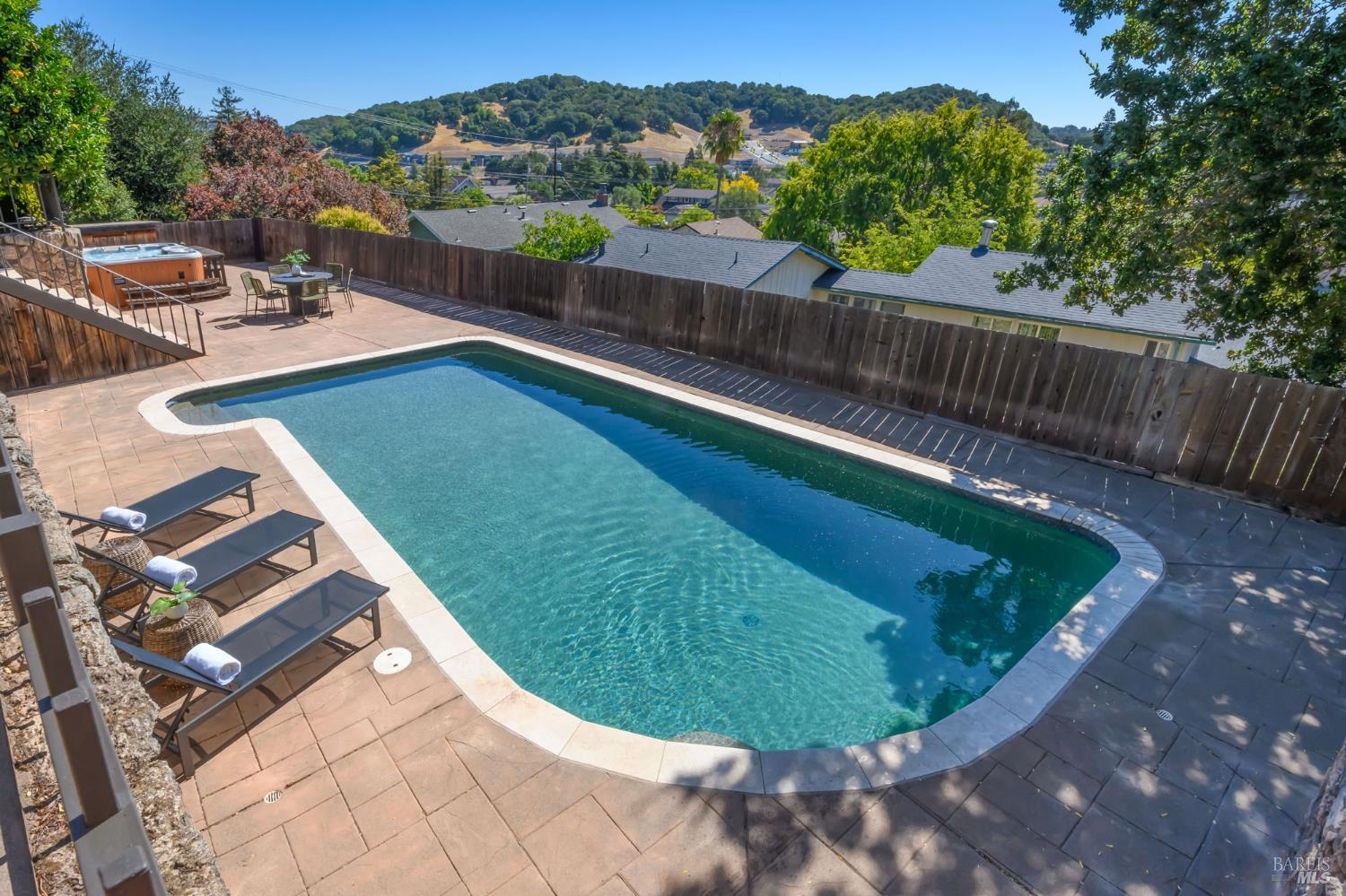Detail Gallery Image 34 of 44 For 120 Twelveoak Hill Dr, San Rafael,  CA 94903 - 4 Beds | 2/1 Baths