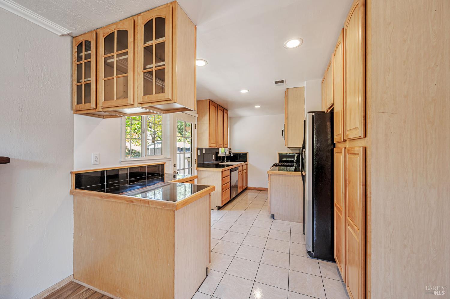 Detail Gallery Image 17 of 43 For 55 Park Cir, Sausalito,  CA 94965 - 4 Beds | 2/1 Baths