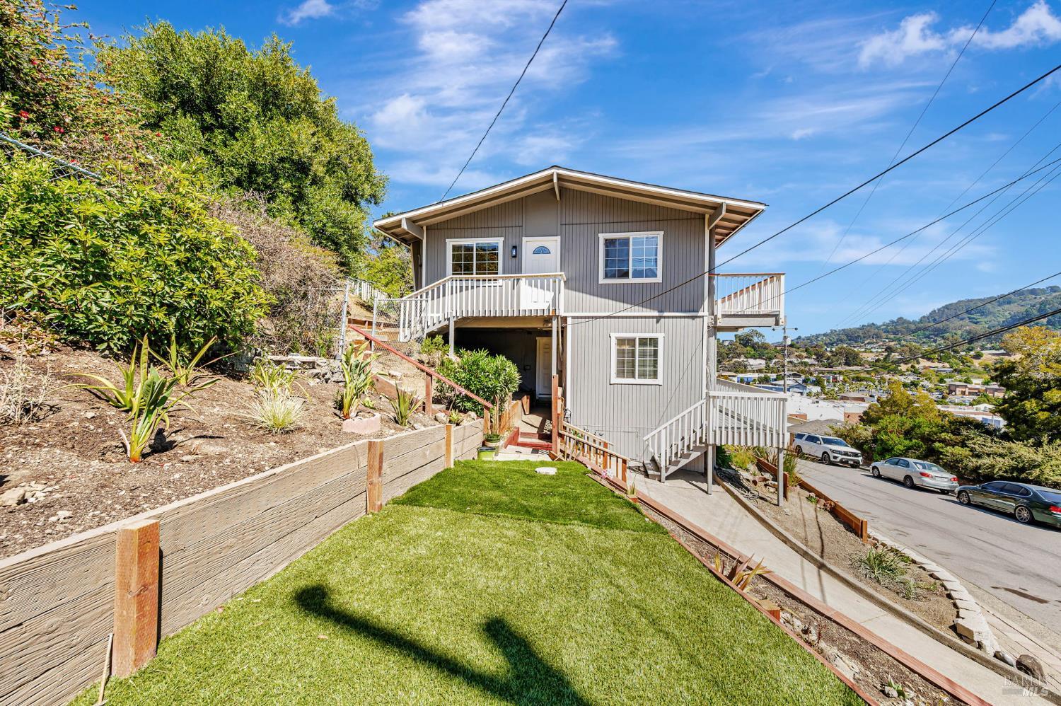 Detail Gallery Image 4 of 43 For 55 Park Cir, Sausalito,  CA 94965 - 4 Beds | 2/1 Baths