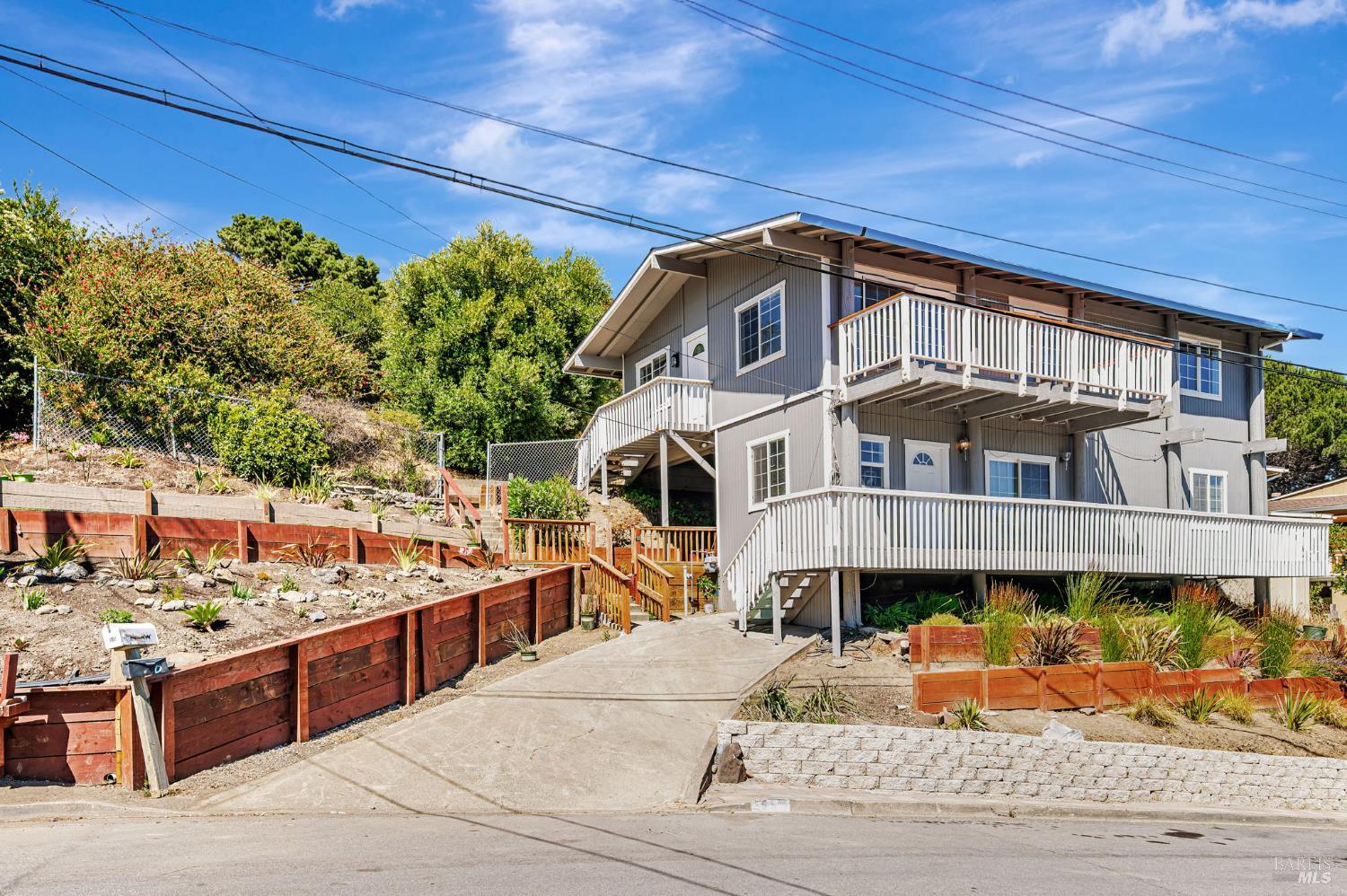 Detail Gallery Image 3 of 43 For 55 Park Cir, Sausalito,  CA 94965 - 4 Beds | 2/1 Baths