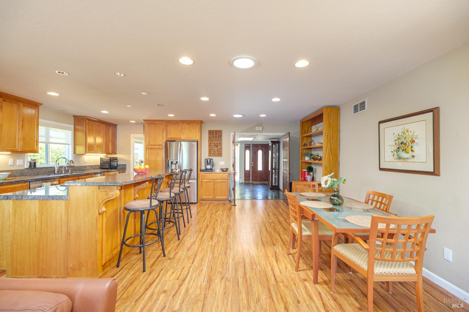 Detail Gallery Image 4 of 30 For 92 Upper Oak Dr, San Rafael,  CA 94903 - 4 Beds | 2 Baths