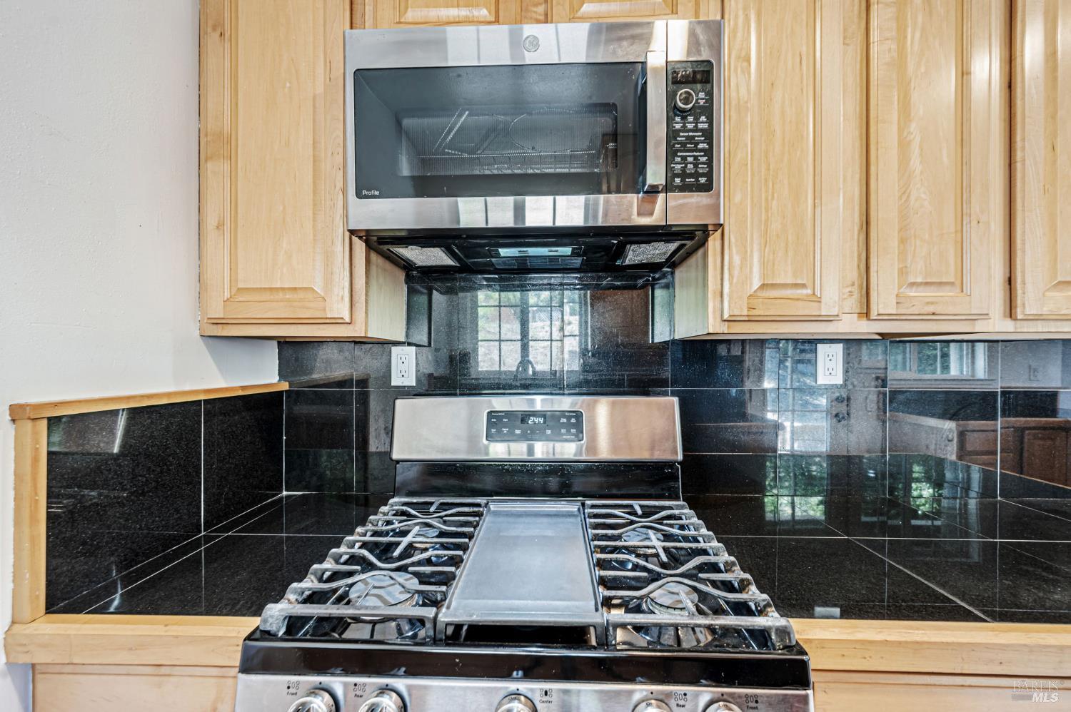 Detail Gallery Image 14 of 43 For 55 Park Cir, Sausalito,  CA 94965 - 4 Beds | 2/1 Baths