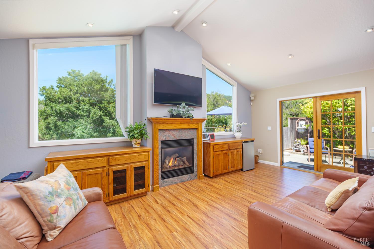 Detail Gallery Image 7 of 30 For 92 Upper Oak Dr, San Rafael,  CA 94903 - 4 Beds | 2 Baths