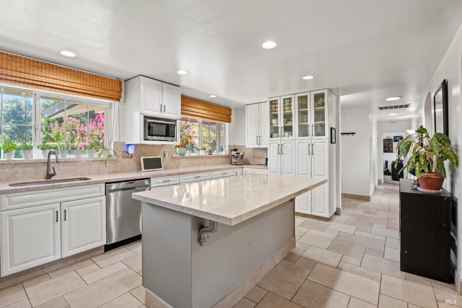 Detail Gallery Image 10 of 25 For 940 Bel Arbres Dr, Redwood Valley,  CA 95470 - 4 Beds | 3 Baths