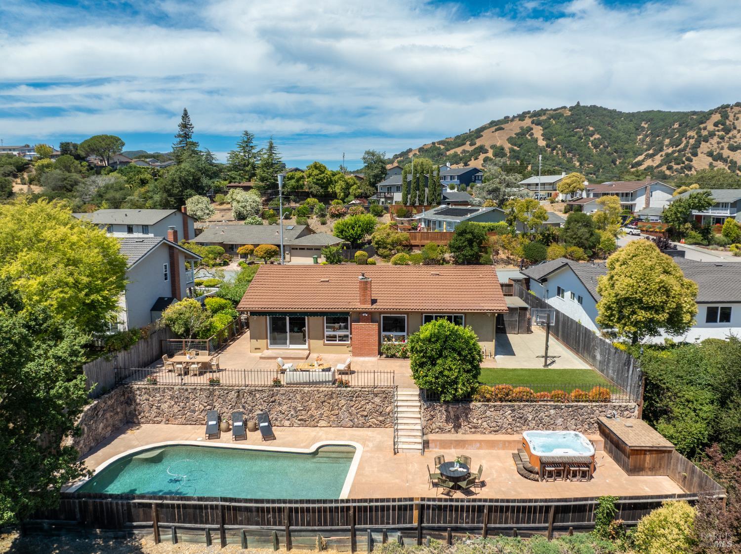 Detail Gallery Image 2 of 44 For 120 Twelveoak Hill Dr, San Rafael,  CA 94903 - 4 Beds | 2/1 Baths