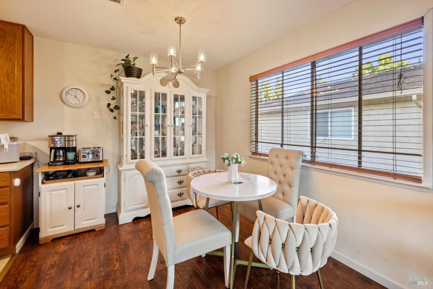 Detail Gallery Image 5 of 15 For 1951 Aletha Ln #4,  Vacaville,  CA 95687 - 3 Beds | 1/1 Baths