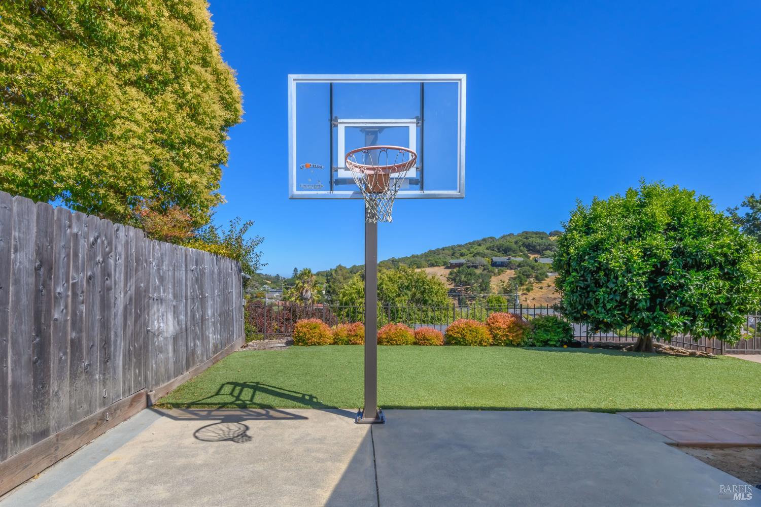 Detail Gallery Image 33 of 44 For 120 Twelveoak Hill Dr, San Rafael,  CA 94903 - 4 Beds | 2/1 Baths