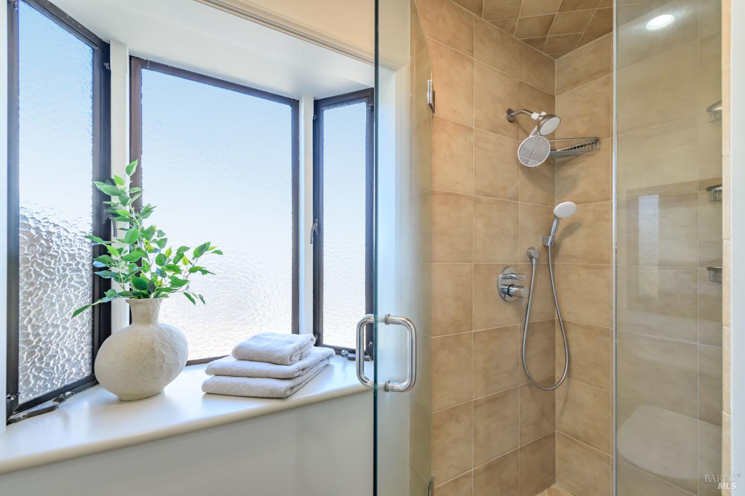 Detail Gallery Image 23 of 44 For 120 Twelveoak Hill Dr, San Rafael,  CA 94903 - 4 Beds | 2/1 Baths