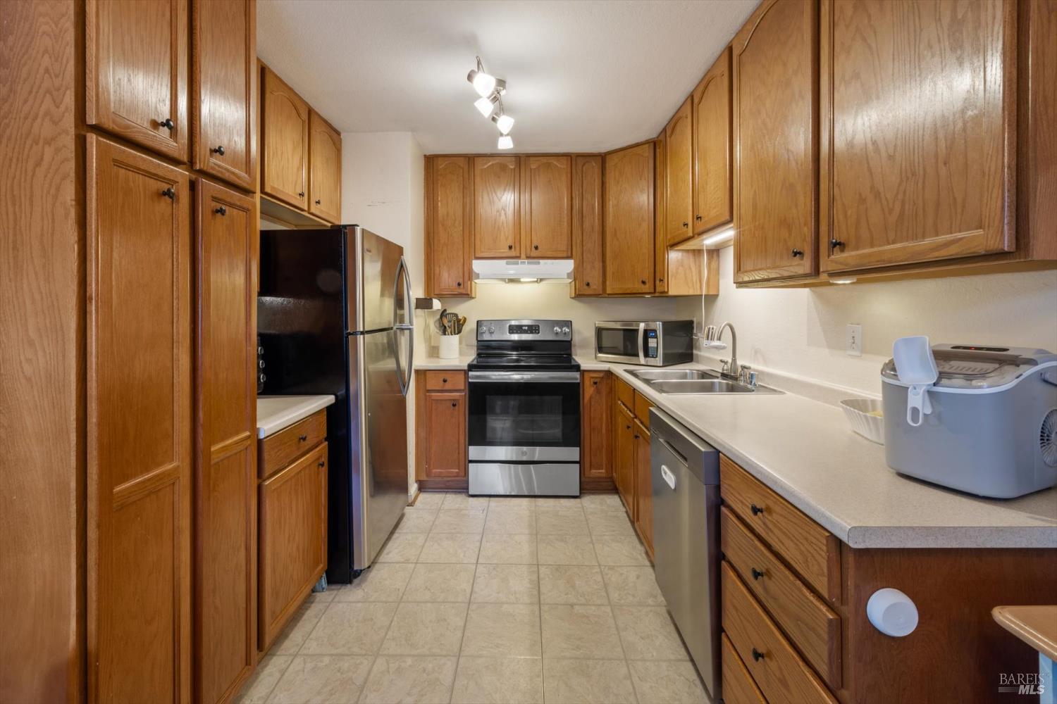Detail Gallery Image 4 of 15 For 1951 Aletha Ln #4,  Vacaville,  CA 95687 - 3 Beds | 1/1 Baths