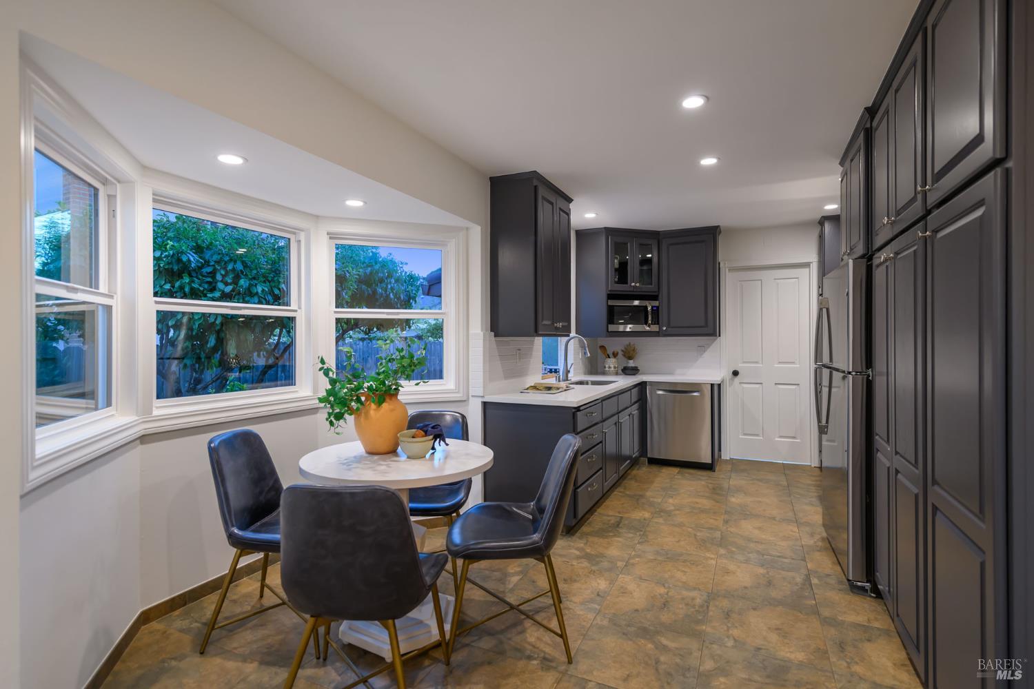 Detail Gallery Image 14 of 44 For 120 Twelveoak Hill Dr, San Rafael,  CA 94903 - 4 Beds | 2/1 Baths