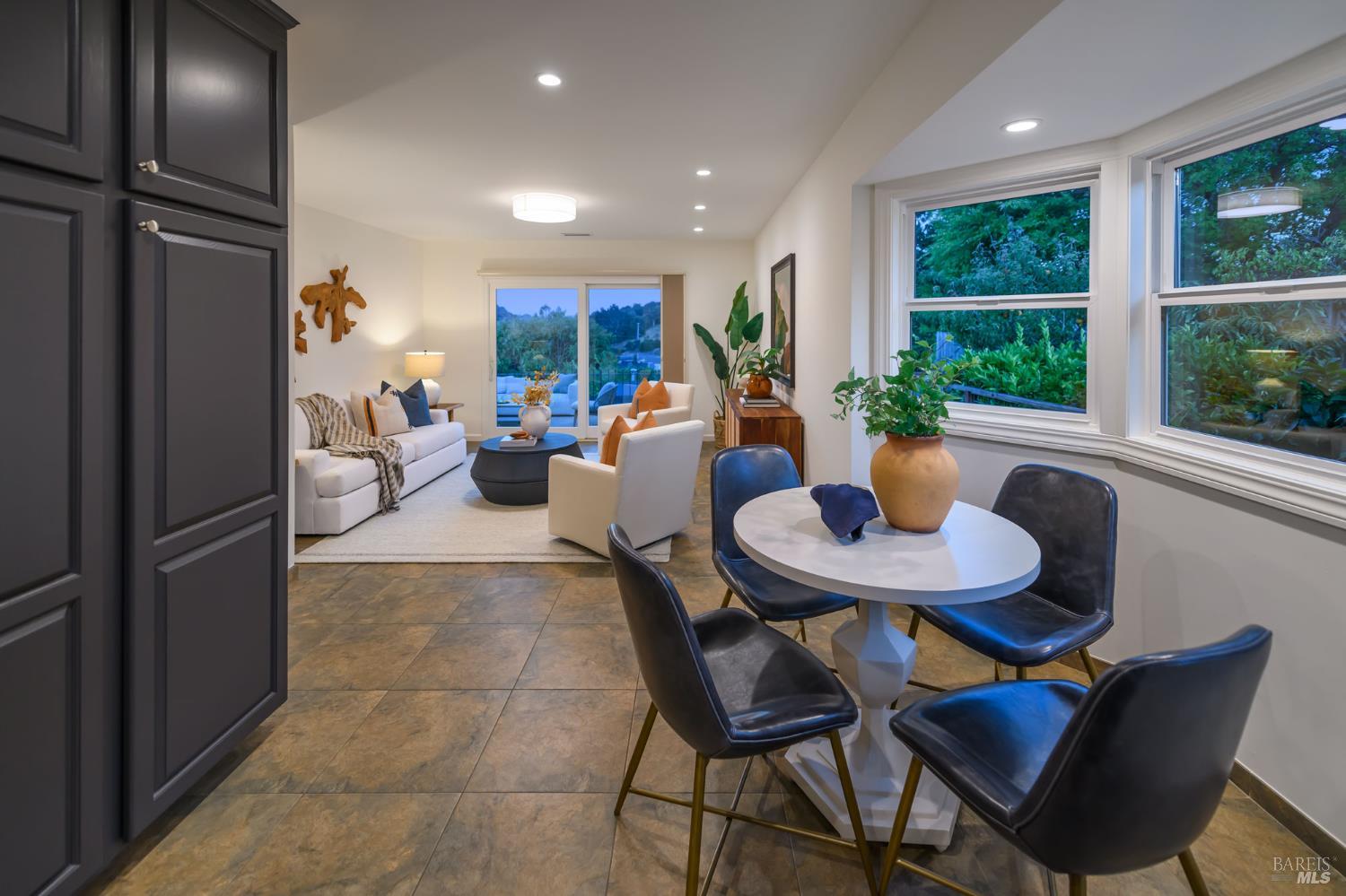 Detail Gallery Image 16 of 44 For 120 Twelveoak Hill Dr, San Rafael,  CA 94903 - 4 Beds | 2/1 Baths