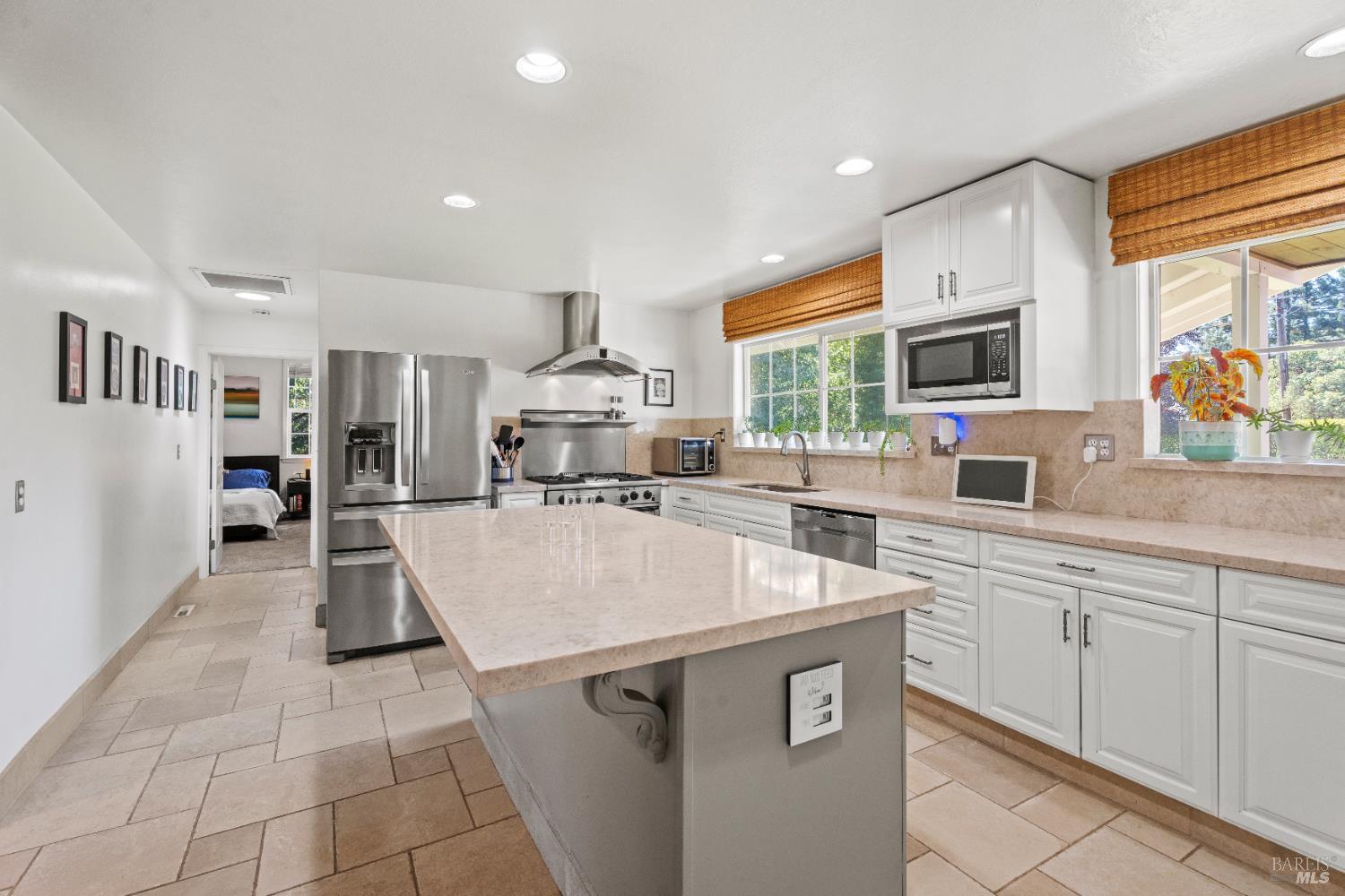 Detail Gallery Image 9 of 25 For 940 Bel Arbres Dr, Redwood Valley,  CA 95470 - 4 Beds | 3 Baths