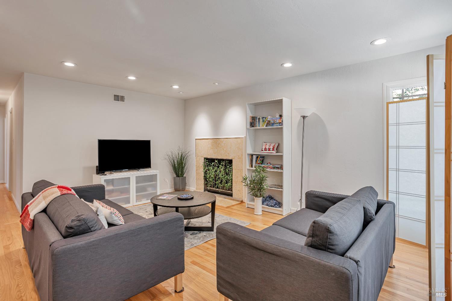 Detail Gallery Image 3 of 17 For 279 Orange Blossom Ln, San Rafael,  CA 94903 - 3 Beds | 2 Baths
