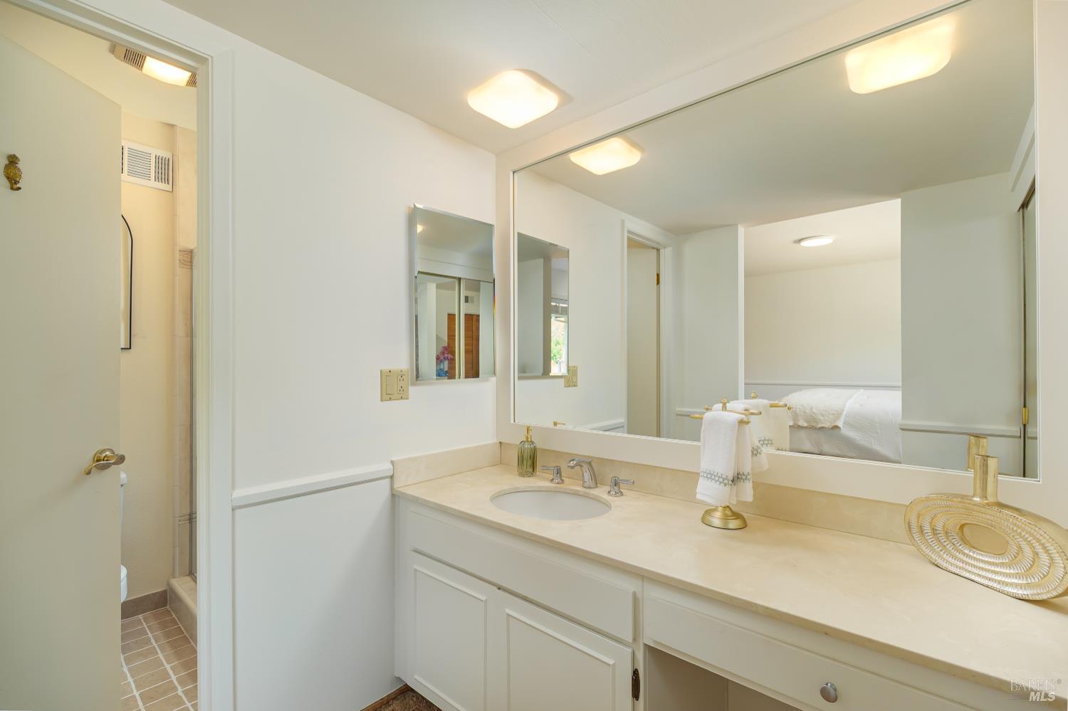 Detail Gallery Image 13 of 30 For 92 Upper Oak Dr, San Rafael,  CA 94903 - 4 Beds | 2 Baths