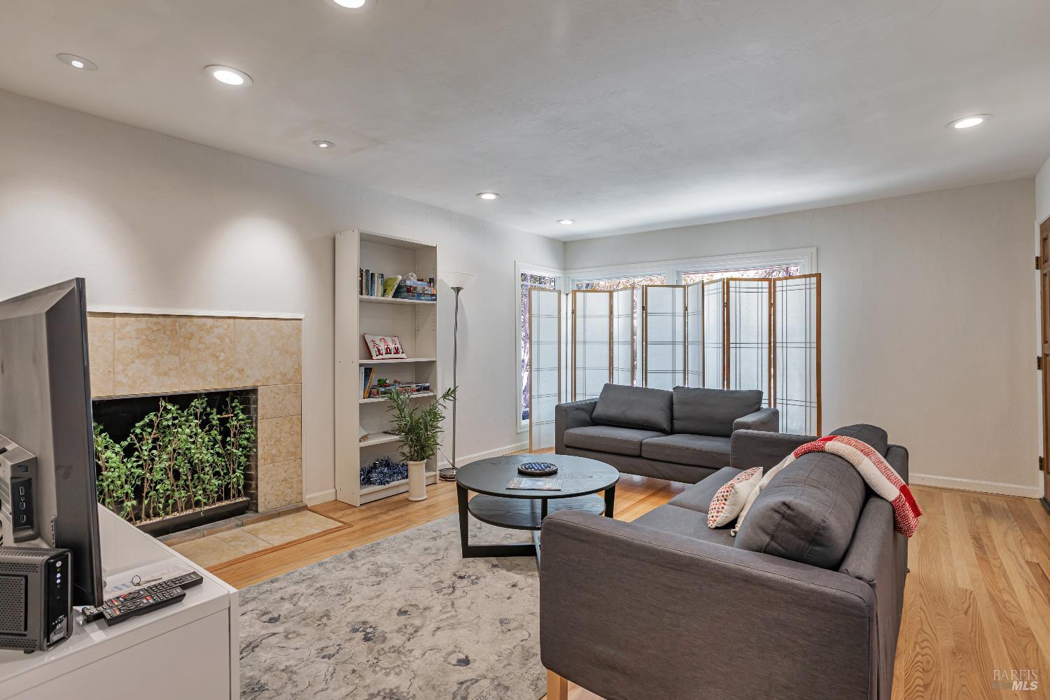 Detail Gallery Image 4 of 17 For 279 Orange Blossom Ln, San Rafael,  CA 94903 - 3 Beds | 2 Baths