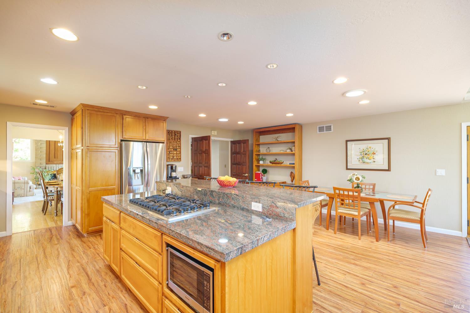 Detail Gallery Image 6 of 30 For 92 Upper Oak Dr, San Rafael,  CA 94903 - 4 Beds | 2 Baths