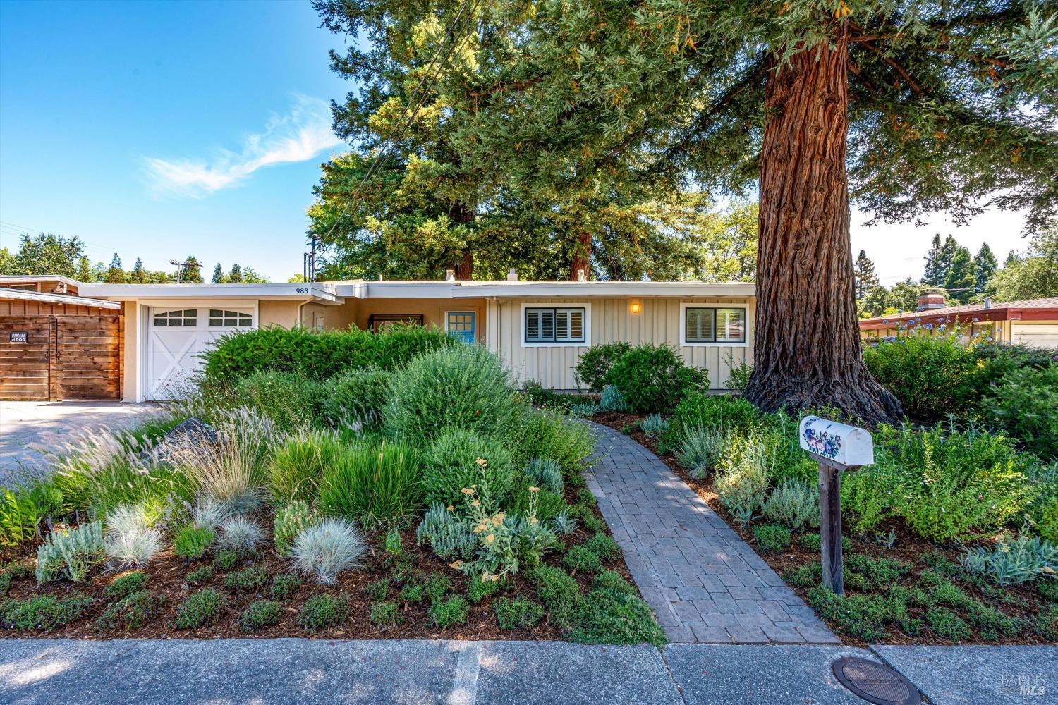 Detail Gallery Image 1 of 55 For 983 Glenwood Dr, Sonoma,  CA 95476 - 3 Beds | 2 Baths