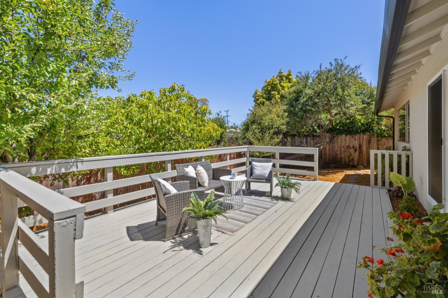 Detail Gallery Image 13 of 35 For 756 Estancia Way, San Rafael,  CA 94903 - 4 Beds | 2 Baths