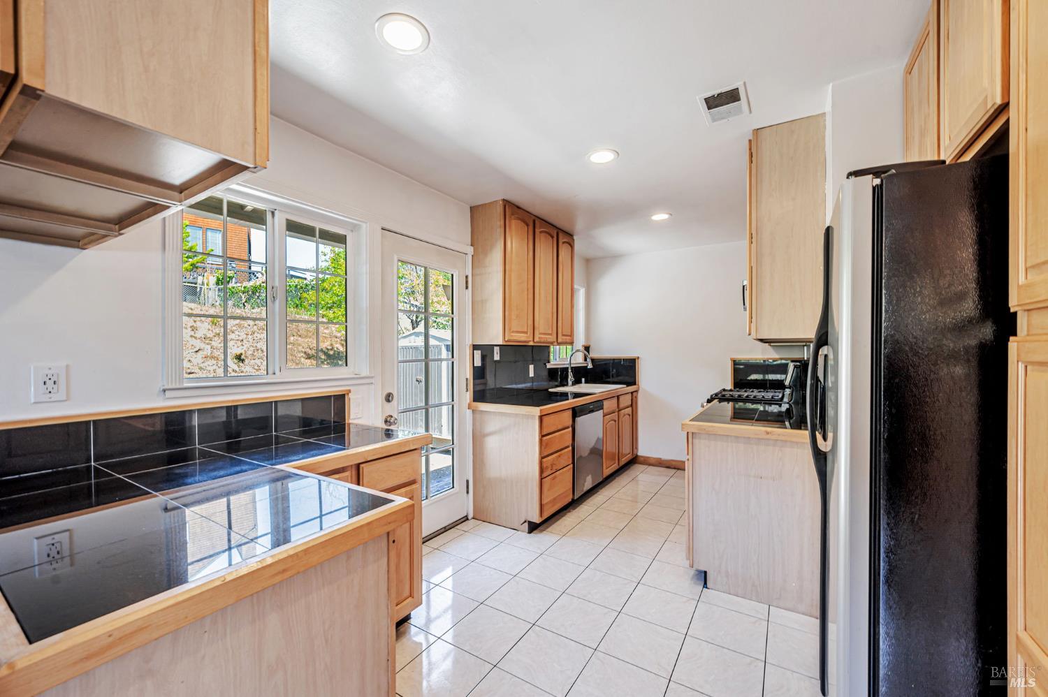 Detail Gallery Image 15 of 43 For 55 Park Cir, Sausalito,  CA 94965 - 4 Beds | 2/1 Baths